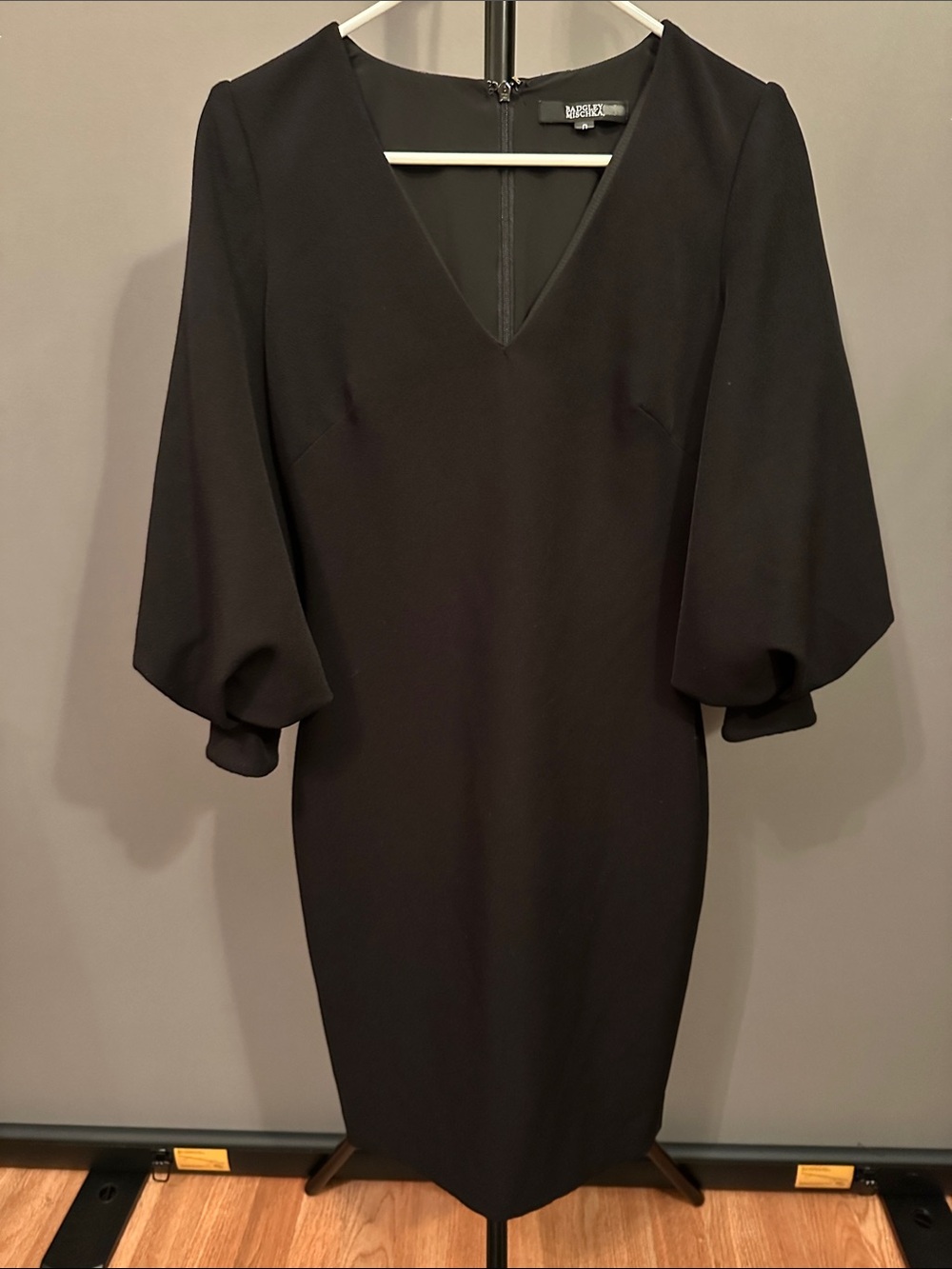 Badgley Mischka Black V-Neck Balloon-Sleeve Sheath Dress